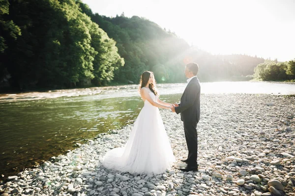 Hochzeitspaar hält Händchen, Bräutigam und Braut am Hochzeitstag zusammen — Stockfoto