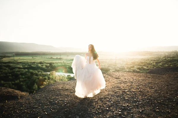 Bela noiva de luxo em vestido branco elegante — Fotografia de Stock