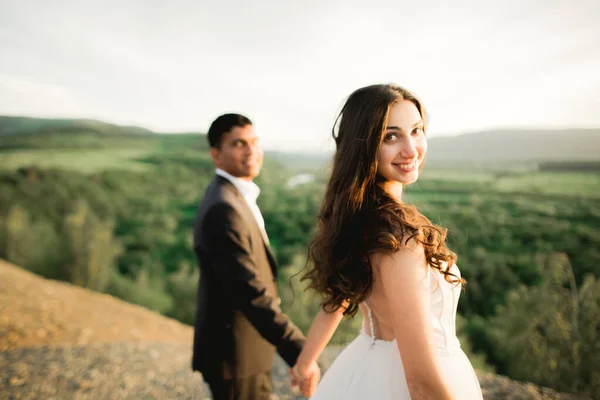 Casamento casal de mãos dadas, noivo e noiva juntos no dia do casamento — Fotografia de Stock