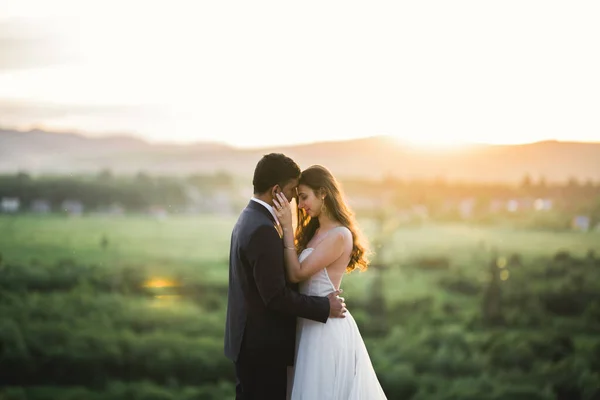 Sol retrato de novia feliz y novio al aire libre en la naturaleza ubicación — Foto de Stock