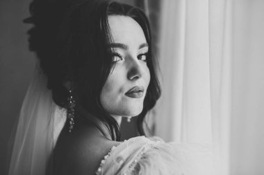 Tüylü, lüks makyaj, saç stili, stüdyo içi fotoğraf çekimi olan güzel bir gelin.