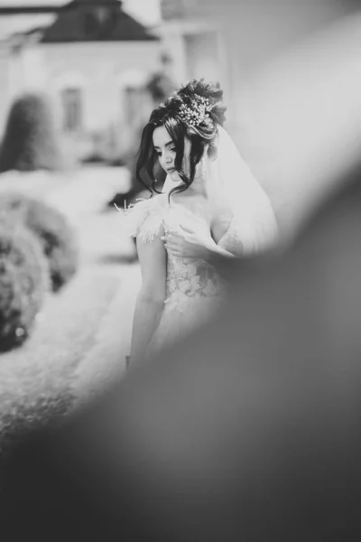 Портрет приголомшливої нареченої з довгим волоссям позує з великим букетом — стокове фото