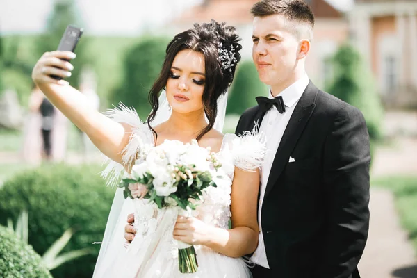 Joven pareja de boda tomando una selfie de sí mismos —  Fotos de Stock