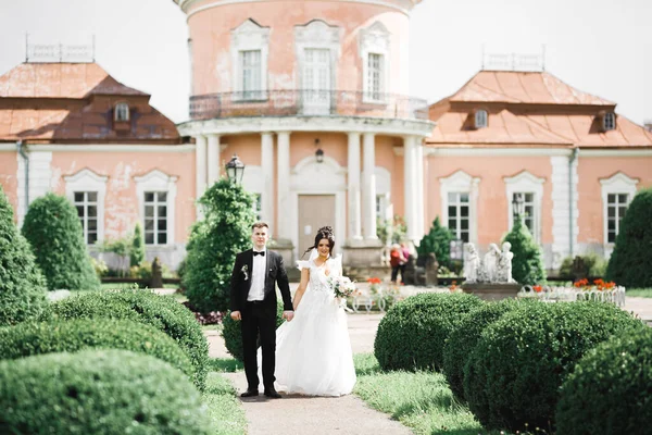 Casamento casal de mãos dadas, noivo e noiva juntos no dia do casamento — Fotografia de Stock