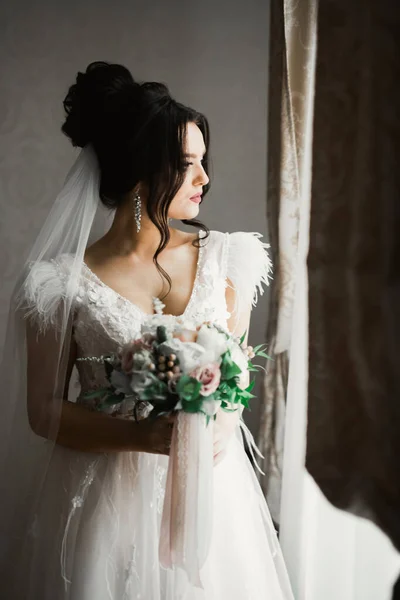 Beauty portrait of bride wearing fashion wedding dress with feathers with luxury delight make-up and hairstyle — Stock Photo, Image