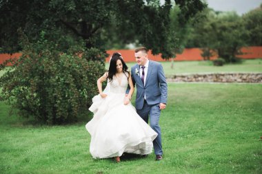 Botanik parkında yürüyen mutlu bir çift.