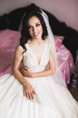 Tüylü, lüks makyaj, saç stili, stüdyo içi fotoğraf çekimi olan güzel bir gelin.