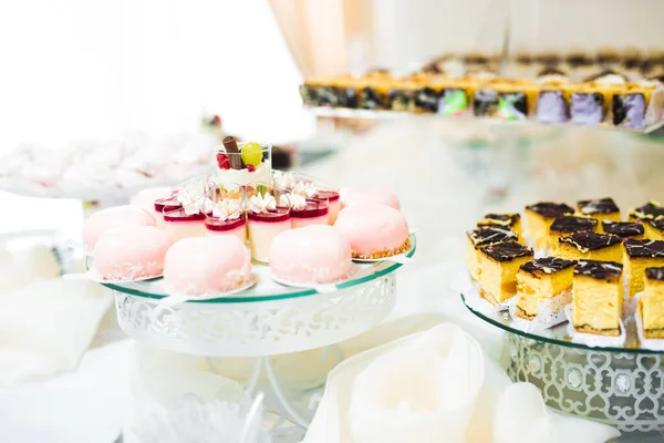 Deliciosos dulces en el buffet de dulces de boda con postres, cupcakes — Foto de Stock