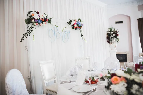 Interior of a restaurant prepared for wedding ceremony — Stock Photo, Image