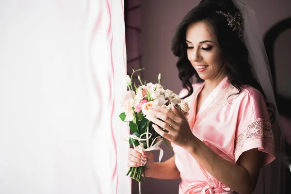 Retrato de novia impresionante con el pelo largo posando con gran ramo — Foto de Stock