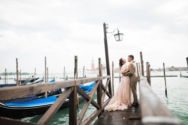 Romantik düğün anı, yeni evli çiftin gülümseyen portresi, gelin ve damadın kucaklaşması