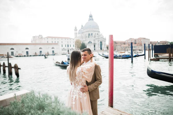 Bröllopspar på naturen kramar varandra. Vacker modell flicka i vit klänning. En man i kostym Venedig, Italien — Stockfoto