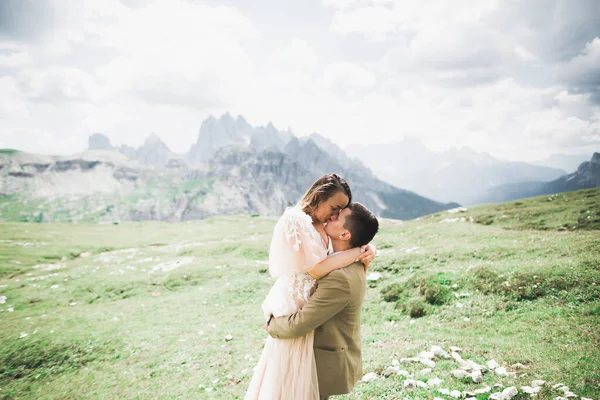 Amantes marido y mujer en el fondo de las montañas. Amar a la pareja emocionalmente pasa tiempo —  Fotos de Stock