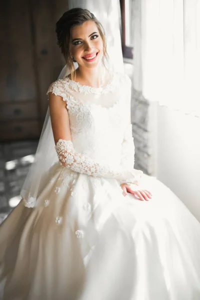 Retrato de noiva bonita com véu de moda na manhã do casamento — Fotografia de Stock