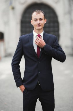 Arka planda izole edilmiş bir şekilde gülümseyen genç adamın portresi.