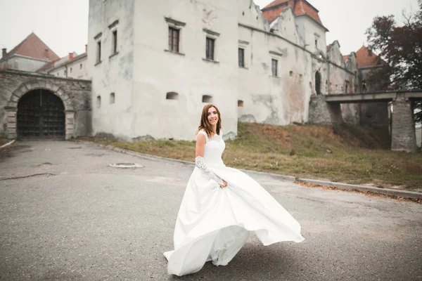 Beautiful fashion bride in wedding dress posing — Stock Photo, Image