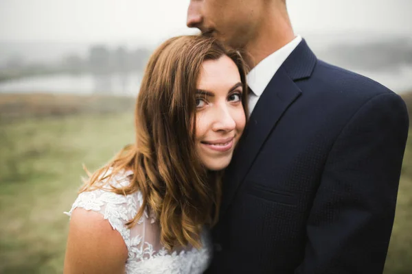 Momento de boda romántico, pareja de recién casados sonriendo retrato, novia y novio abrazándose —  Fotos de Stock