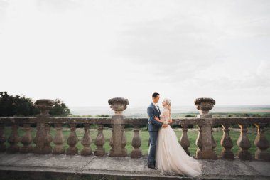 Genç mutlu çift birbirlerini görmek için koşuyorlar.