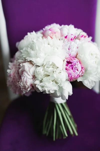 Όμορφο γαμήλιο μπουκέτο με διαφορετικά λουλούδια, τριαντάφυλλα — Φωτογραφία Αρχείου