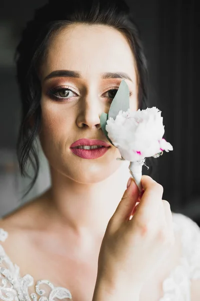 Belle mariée portant une robe de mariée de mode avec des plumes avec luxe délice maquillage et coiffure, studio séance photo d'intérieur — Photo