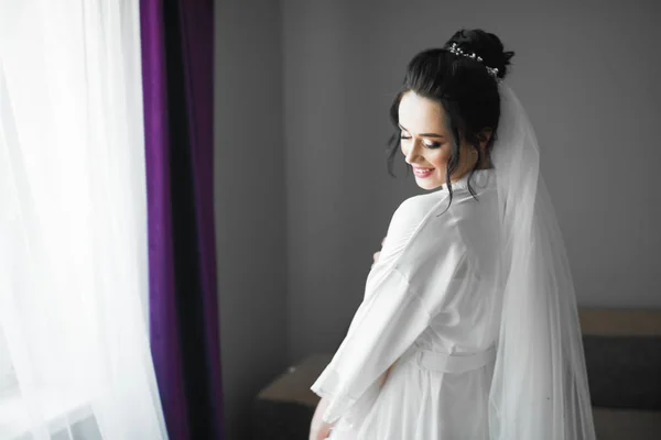 Portrait de belle mariée avec voile de mode au matin du mariage — Photo