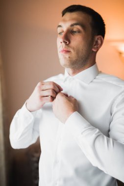 Damat sabah hazırlığı. Yakışıklı adam giyiniyor ve düğüne hazırlanıyor.