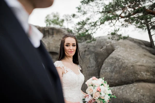 Un mari et une femme aimants sur le fond des montagnes. Aimer couple émotionnellement passe du temps — Photo