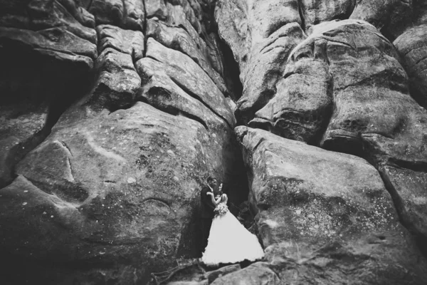 Amantes marido y mujer en el fondo de las montañas. Amar a la pareja emocionalmente pasa tiempo — Foto de Stock