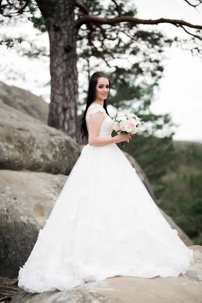 Casamento de luxo noiva, menina posando e sorrindo com buquê — Fotografia de Stock