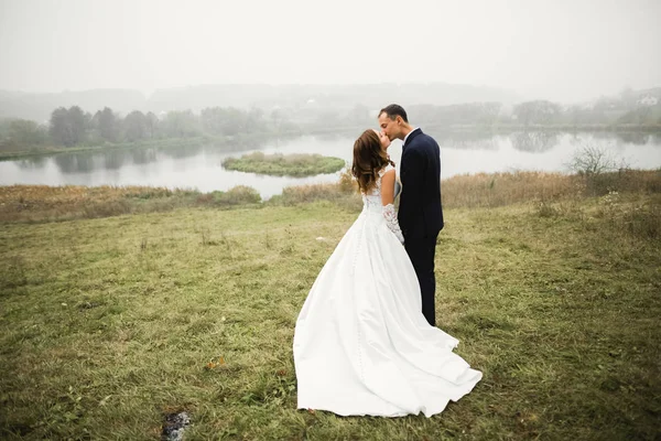 Lindo casal feliz de pé perto um do outro e olhando nos olhos — Fotografia de Stock