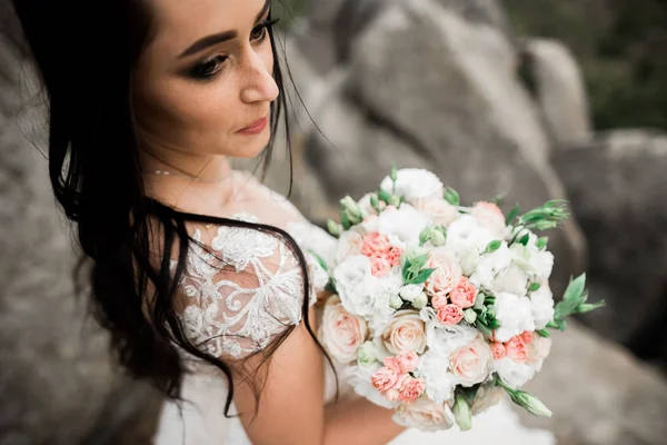 Mujer de belleza, novia con vestido blanco perfecto fondo montañas —  Fotos de Stock