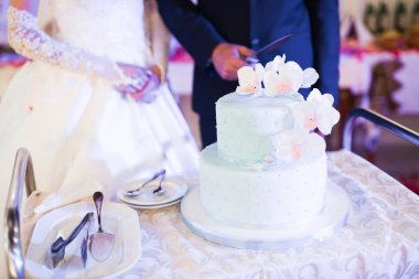 Masada süslü düğün pastası var.