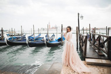 Gelinin güzel portresi moda gelinliği içinde tüylü, lüks makyaj ve saç stili.