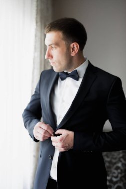 Damat sabah hazırlığı. Yakışıklı adam giyiniyor ve düğüne hazırlanıyor.