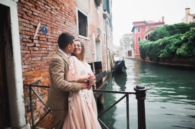 Güzel gelin ve damat evlendikleri gün kucaklaşıp öpüşüyorlar.