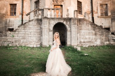 Gelinlik içinde dışarıda poz veren güzel gelin.