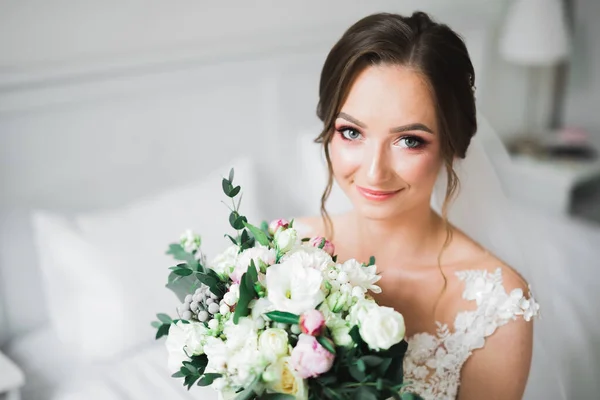 Luxusní svatební nevěsta, dívka pózuje a usmívá se s kyticí — Stock fotografie