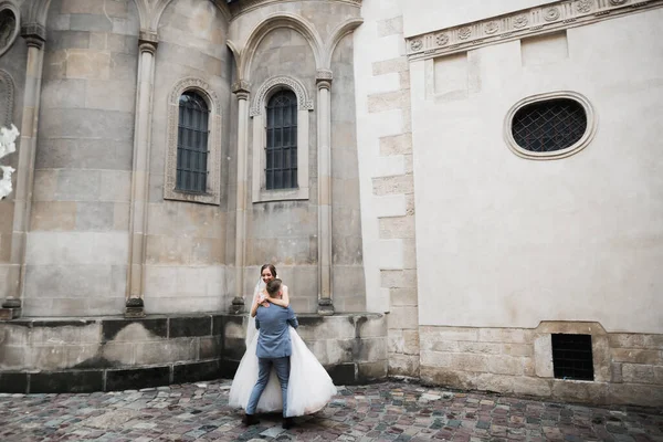 Momento de boda romántico, pareja de recién casados sonriendo retrato, novia y novio abrazándose — Foto de Stock