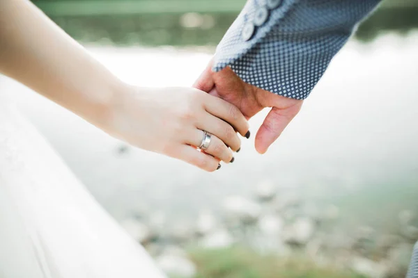 Pareja de boda cogidos de la mano, novio y novia juntos en el día de la boda — Foto de Stock