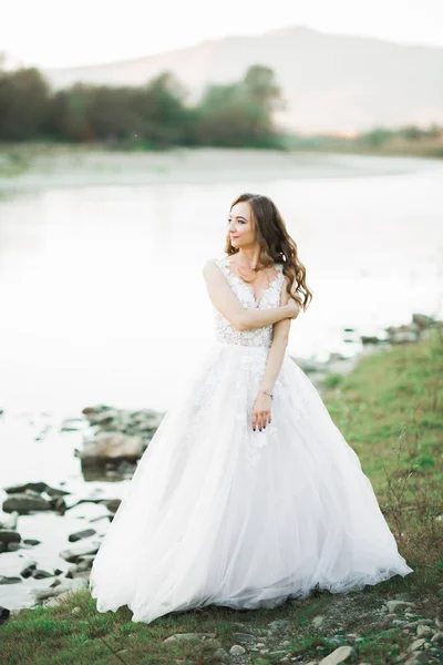 美丽的新娘站在河边的画像 — 图库照片