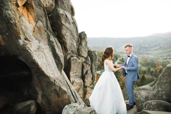 Matrimonio coppia che si tiene per mano, sposo e sposa insieme il giorno del matrimonio — Foto Stock