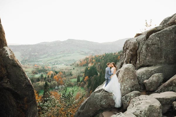 Amado marido e mulher no fundo das montanhas. Casal amoroso emocionalmente gasta tempo — Fotografia de Stock