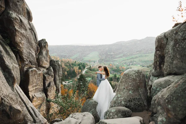 Szerető férj és nő a hegyek mögött. A szerető pár érzelmileg sok időt tölt — Stock Fotó