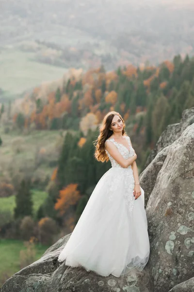 美しい女性、完璧な白いドレスの背景の山々と花嫁 — ストック写真