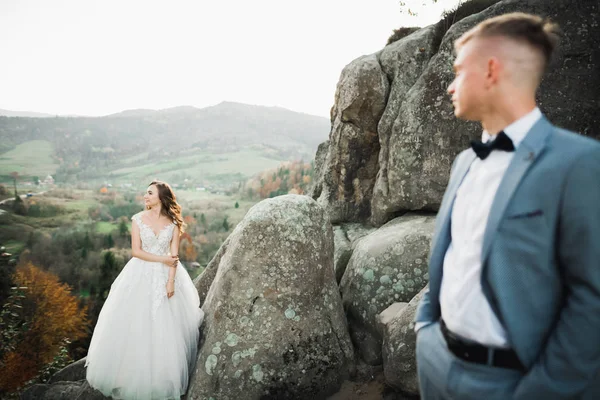 Amantes marido y mujer en el fondo de las montañas. Amar a la pareja emocionalmente pasa tiempo —  Fotos de Stock