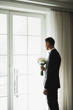 Zarif beyaz elbiseler içinde güzel bir gelin