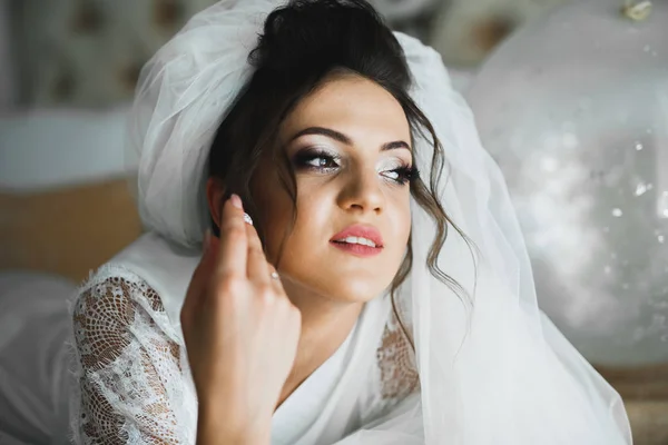 Porträt der schönen Braut mit Modeschleier am Hochzeitsmorgen — Stockfoto