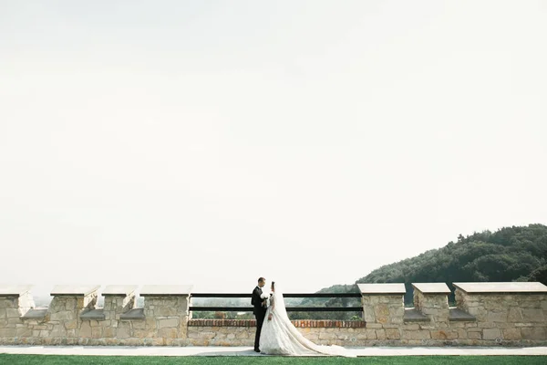 自然の中で幸せな花嫁と新郎屋外のサンシャインポートレート場所 — ストック写真