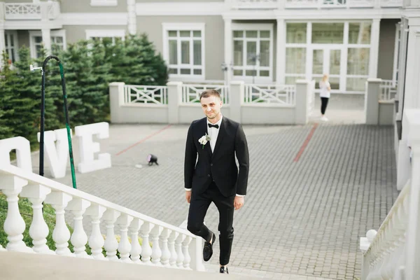 Joyeux beau marié souriant posant avec boutonnière — Photo