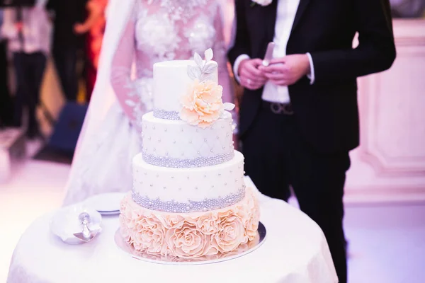 Novia y novio en la boda de corte de la torta de boda — Foto de Stock
